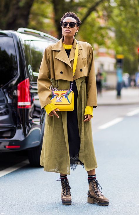 43+of+the+Most+Amazing+Street+Style+Looks+From+London+Fashion+Week+via+@WhoWhatWearUK London Fashion Week Street Style, London Fashion Weeks, Berlin Fashion, Trendy Swimwear, Looks Street Style, Women Street, Street Style Winter, Style Looks, Spring Street Style