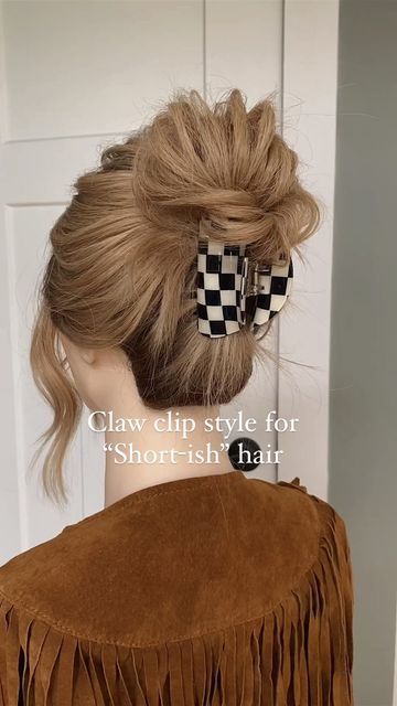 Hair Claw Updo Hairstyles, Voluminous Claw Clip, Claw Hairclip Hairstyles Short Hair, Easy Updo With Clip, Easy Updos For Medium Hair With Claw Clip, Up Dos With Claw Clips, Short Hairstyle Claw Clip, Hair Clip Tricks, Claw Clip Hairstyles For Fine Hair