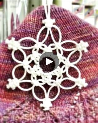 Macrame Snowflakes Diy Easy, Macrame Christmas Snowflake, Macrame Snowflakes Diy, Snowflake Step By Step, Snowflake Macrame, Macrame Snowflakes, Christmas Macrame, Snow Flakes Diy, Macrame Patterns Tutorials