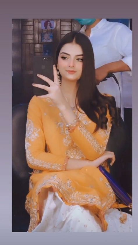 Muzna Masood Malik, Silk Shalwar Kameez, Shoes Guide, Fashion Usa, Beautiful Weather, Beautiful Dress Designs, Portrait Photography Poses, Beautiful Smile Women, Kpop Fashion Outfits