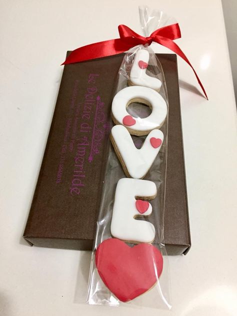 Biscotti love san valentino Biscotti San Valentino, Valentino 2024, S Valentino, Love Cookies, Cookies Decorated, St Valentin, Bottle Opener Wall, San Valentino, Cookie Decorating