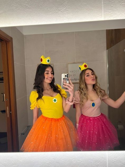 2 Bff Halloween Costumes, Bestie Halloween Costumes For 2, Besties Costumes, Bff Costume Ideas For 2, Peach And Daisy, Daisy Costume, Halloween Fits, Halloween Duos, Cute Group Halloween Costumes