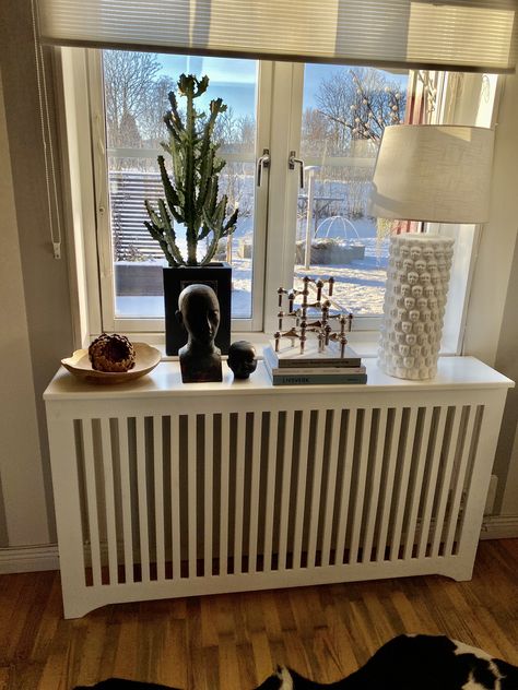 DIY elementskydd Window With Radiator Underneath, Radiator Cover Ideas Ikea, Studio Apartment Ideas Decorating, Diy Radiator Cover, Apartment Ideas For Couples, Home Radiators, Living Room Wall Designs, Heater Cover, Studio Apartment Ideas