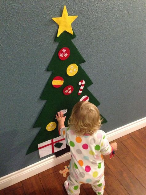 This is soooo easy to make yourself and such a great idea to keep Kids occupied! Christmas Felt, Felt Christmas Tree, Felt Board, Toddler Christmas, Noel Christmas, Felt Christmas, Christmas Activities, Christmas Deco, Xmas Crafts