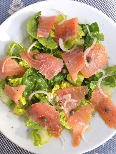 Salad With Salmon Recipes, Salad With Smoked Salmon, Salad With Salmon, Crisp Salad, Italian Potatoes, Smoked Salmon Salad, Romaine Salad, Salmon Salad, Light Lunch