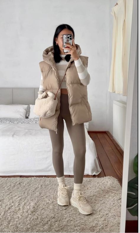 Beige Body Warmer Outfit, Cream Body Warmer Outfit, Classy Home Outfit, Bezrękawnik Outfit, Basketball Mom Outfit, Cute Casual Work Outfits, Work Event Outfit, Event Outfit Ideas, Smart Casual Women Outfits