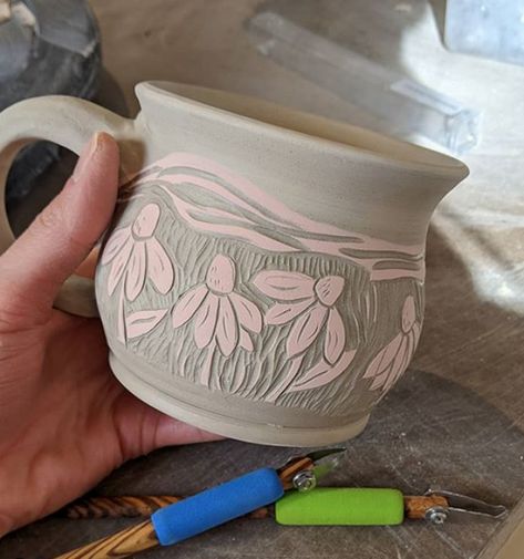 Ceramic Carving Designs Patterns, Scraffito Designs Simple Vase, Ceramic Mug Carving, Sgraffito Designs Flowers, Sgraffito Pottery Ideas, Sgraffito Mug Designs, Sgraffito Ceramics Ideas, Sgrafitto Ceramics Patterns, Carving Clay Ideas Patterns