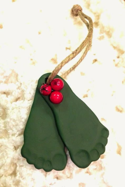 Mistle Toes Footprint Ornament, Mistle Toes Footprint, Missle Toe Christmas, Mistletoes Footprint Craft, Mistletoe Footprint, Easy Toddler Activities, Clay Baby, Holiday Crafts For Kids, Toddler Christmas