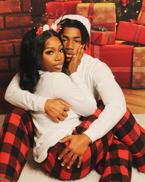 Christmas Photoshoot Ideas Couples, Christmas Pictures With Boyfriend, Cute Couple Christmas Pictures, Couple Christmas Poses, Couple Poses Christmas, Cute Couples Christmas Pictures, Christmas Poses For Couples, Christmas Picture Poses, Christmas Photoshoot Couples