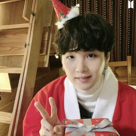 Bts Christmas, Kitchen Christmas Gifts, Christmas Icons, Min Suga, I Love Bts, Bts Korea, Bts Yoongi, Christmas Aesthetic, Bts Suga