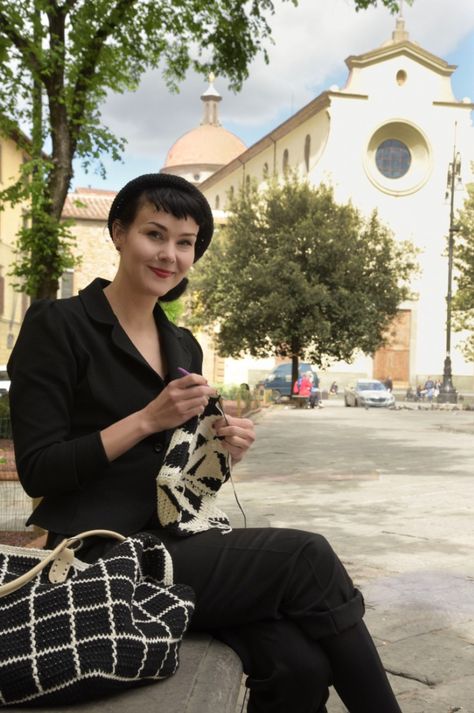 Molla Mills at work with her crochet hook in Florence's piazza Santo Spirito Molla Mills, Sashay Yarn, Crocheting Bag, Stitch Purse, Puff Flower, Crochet Puff Flower, Crochet Shell, Patterns Art, Crochet Shell Stitch