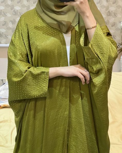 *Made in uae 🇦🇪* Front and back Daimond work kaftan cap abaya. (Front open) (with matching hijab) MATERIAL:- VELVET SATIN FABRIC (QUALITY GUARANTEED) Size:- 54, 56 Rate 3300 *Ready to Dispatch* *FREE SHIPPING IN INDIA🇮🇳* *World wide shipping available 🌏* *(NOTE:- WHITE INNER USE ONLY FOR MODLING)* Hijab Material, Satin Fabric, Front Open, Velvet, Satin, India, Free Shipping, Fabric, White