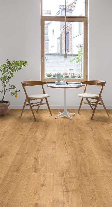 Quick-Step Laminate Flooring - Largo (LPU1662) 'Cambridge oak natural' - www.quick-step.com Dark Oak Flooring, Rustic Oak Flooring, Laminate Flooring In Kitchen, Light Oak Floors, Hardwood Floor Colors, Dining Room Floor, Classic Dining Room, Quickstep, Wood Floors Wide Plank