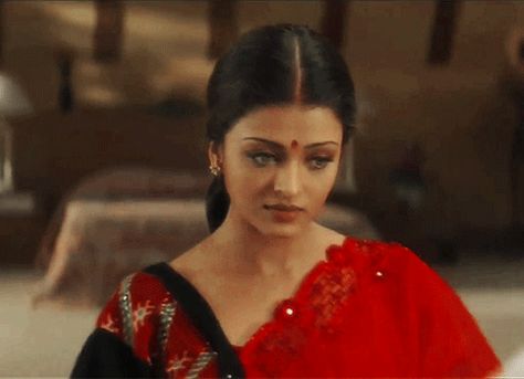 tumblr_nnl8hn3XAo1rk63zgo1_500.gif (500×362) Gangu Bai, Indian Serial, Aishwarya Rai Photo, Aishwarya Rai Bachchan, First Daughter, Miss World, Aishwarya Rai, Beauty Queen, Bridal Gold Jewellery