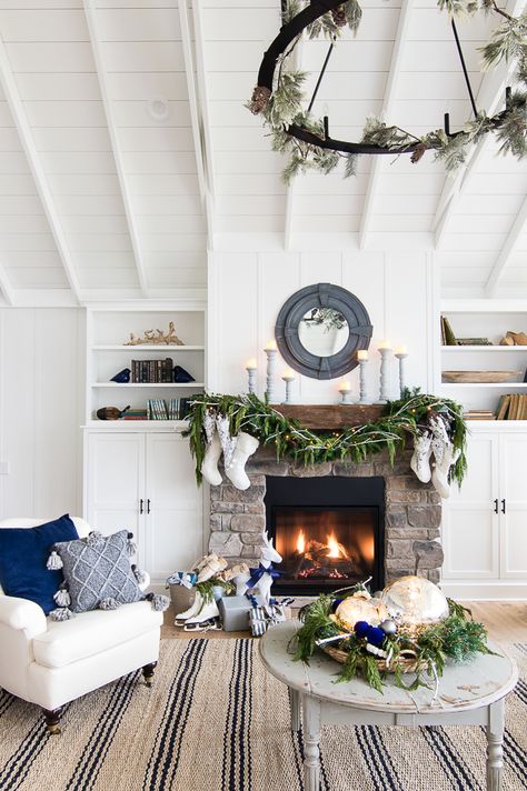 Coastal Holidays Hamptons Christmas, Rustic Christmas Mantel, Rustic Mantel, Fireplace Shelves, Cottage Shabby Chic, Farmhouse Side Table, Christmas Fireplace Decor, Christmas Farmhouse, Christmas Mantel