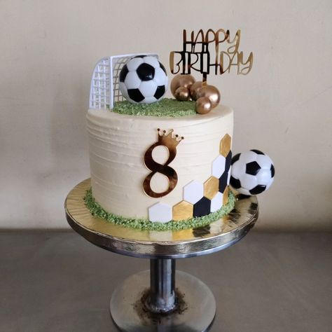 Swipe to see the whole setting 🥳 #footballthemedcake #foodball #soccercake #customcake #specialitycakes #bakesofbangalore #whatshotbangalore #customcakesinbangalore #football #footballmemes #bakedbyapostrophe Football Cakes For Boys, Birthday Cake For Papa, Birthday Cake For Boys, Cake Football, Football Themed Cakes, Football Cakes, Soccer Ball Cake, Cake Designs For Boy, Football Birthday Cake