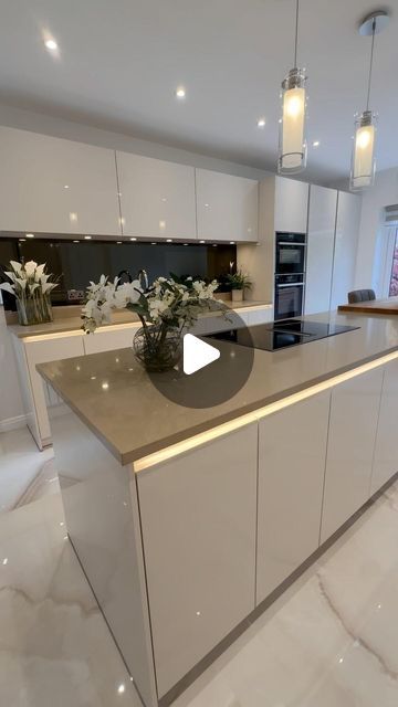 Off White Gloss Kitchen, Gloss Kitchen Ideas, High Gloss Cream Kitchen, White Kitchen High Gloss, White Gloss Kitchen Ideas, Kitchen Worktop Ideas, Cream Gloss Kitchen, Silestone Snowy Ibiza Quartz Countertop, Onyx Kitchen