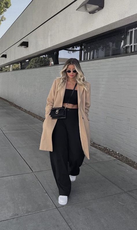 Cena Outfit Noche Casual, Graduation Ceremony Outfit Guest, Outfit Frio Mujer, Black Coat Outfits For Women, Ootd Frio, Outfits Europa, Eurotrip Outfits, Outfit Informal, Modest Casual Outfits