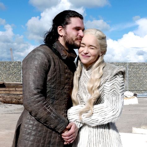 Kit And Emilia, Game Of Thrones Set, Daenerys And Jon, Jon Snow And Daenerys, Game Of Thrones Facts, Trendy Games, Game Of Thrones Cast, Jesse Metcalfe, Avan Jogia