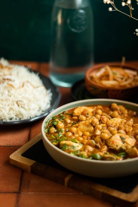 Murgh Cholay or Chana Chicken- Easy Chicken and Chickpea Curry - Flour & Spice Murgh Cholay, Chicken And Chickpea Curry, Chana Recipe, Chicken Easy, Chicken Masala, Chickpea Curry, Culinary Recipes, Indian Recipes, Curries