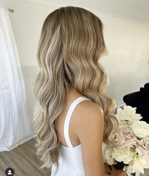 Bride Hair Loose Curls, Soft Waves Middle Part Wedding Hair, Soft Waves Blonde Hair, Flowy Curls Wedding Hairstyles, Bridal Hair Down Wavy Loose Curls, Bridesmaid Hair Beach Waves, Bride Waves Hairstyle, Bridal Loose Waves, Bridal Hair Ideas Down