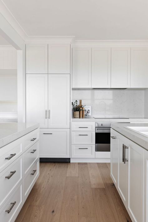 A look through this classic all-white kitchen - Style Curator White Hamptons Kitchen, Hampton Style Kitchen, Modern Classic Kitchen, White Kitchen Cupboards, Modern Country Kitchens, Hamptons Kitchen, Styl Hampton, Home Decor Ideas Kitchen, White Shaker Kitchen