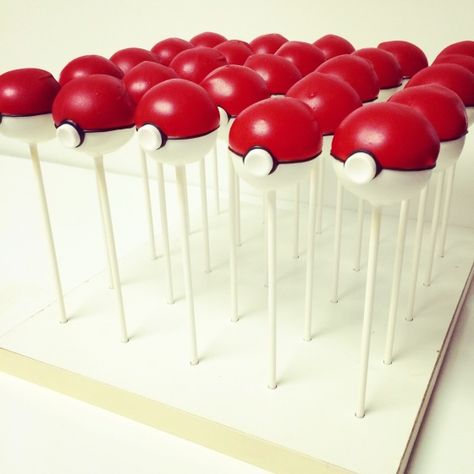 Pokeball Cake Pops, Cake Pops Mickey Mouse, Pokemon Cake Pops, Pokeball Cake, Animal Cake Pops, Diy Cake Pops, Halloween Cake Pops, Pokemon Cake, Birthday Cake Pops