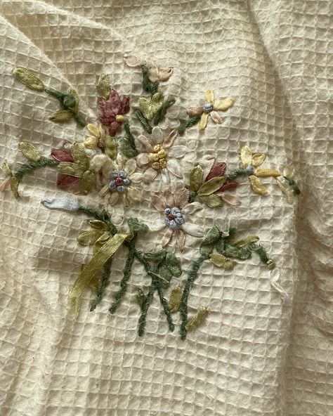 Green Coquette Aesthetic, Spring Coquette Aesthetic, Sage Coquette, Coquette Embroidery, Cottagecore Cream Dress With Floral Embroidery, Cottagecore Bedroom Aesthetic, Embroidery Designs Cottagecore, Cotton Cottagecore Dress With Floral Embroidery, Cottagecore Flowers