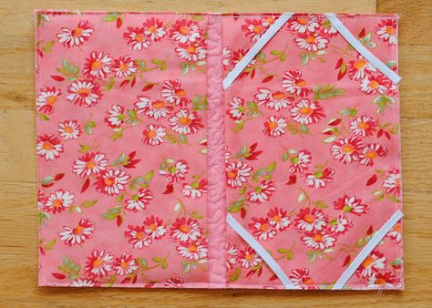 As promised, here is my Kindle Cover tutorial {sorry for the delay…we had some friends come visit, and I didn’t coordinate my time before their arrival very well – but we had a bl… Diy Laptop Case, Kindle Holder, Kindle Paperwhite Cover, Sew Christmas, Kindle Paperwhite Case, Fabric Book Covers, Diy Laptop, Book Cover Diy, Diary Covers