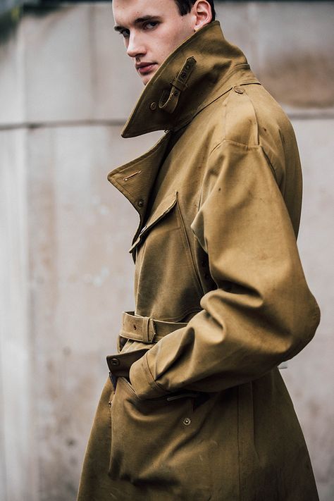 Trenchcoat Men, Army Jacket Men, Trench Coat Outfit Fall, London Fashion Week Mens, Military Coat, La Fashion Week, Luxury Men, Heritage Fashion, Street Look