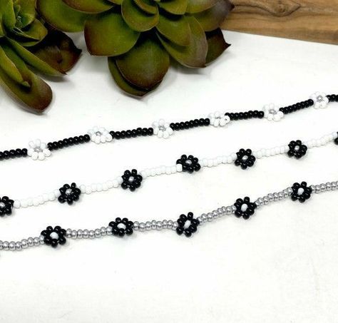 Black Beaded Choker, Black Beaded Flower Necklace, Black And White Beaded Bracelet, Flower Seed Bead, White Beads Bracelet, Diy Beaded Rings, Seed Bead Choker, Flower Choker Necklace, Choker Necklace Designs