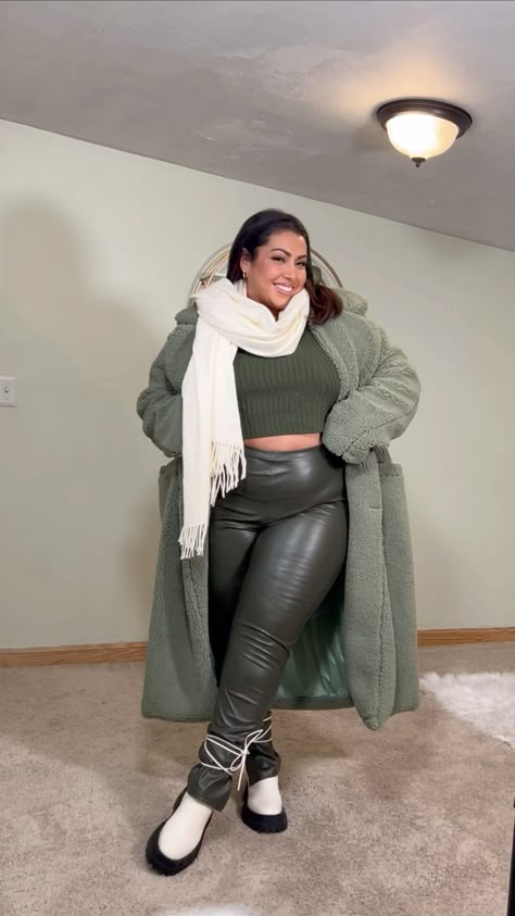 Cute winter outfit + oversize coat + scarf + leggings + whole outfit link below!! Chill Baddie Outfits, Winter Outfits Coats, Curvy Winter Outfits, White Platform Boots, Thick Fashion, Cute Winter Outfit, Oversize Coat, Friendly Outfits, Plus Size Winter Outfits