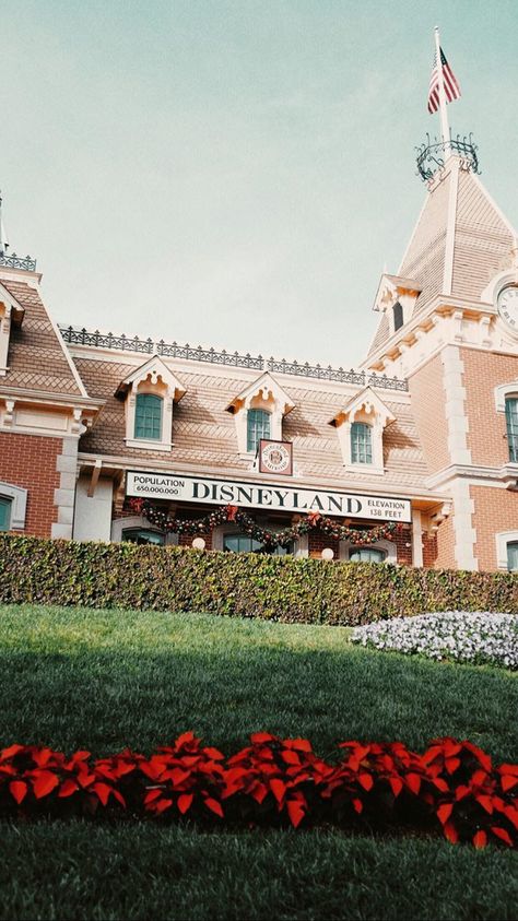 Disneyland Main Street Aesthetic, Green Disney Aesthetic, Disneyland Wallpaper Aesthetic, Disneyland Aesthetic Pictures, Disneyland Aesthetic Wallpaper, Disney Parks Aesthetic, Disneyland Wallpaper, Disneyland Aesthetic, Couples Disney