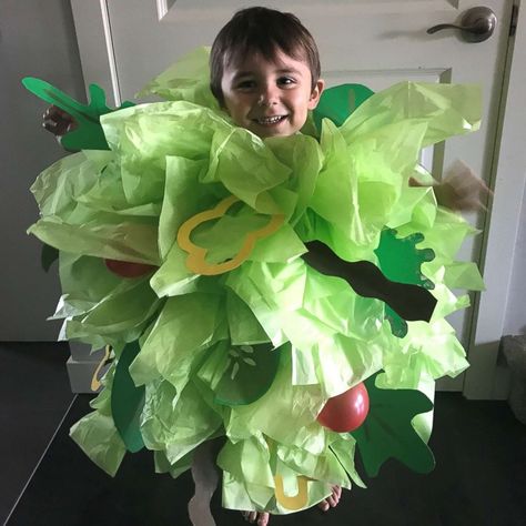 Mom makes elaborate $5 Halloween costumes out of cardboard boxes. Get her step-by-step guide for a must-try costume | GMA Salad Costume, Elaborate Halloween Costumes, 5 Halloween Costumes, Halloween Party Hacks, Costume Homemade, Green Tissue Paper, Great Halloween Costumes, Halloween Party Dinner, Cardboard Design