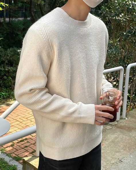 Men Beige Sweater Outfit, University Aesthetic Outfit Men, Beige Knit Sweater Outfit Men, Beige Sweater Outfit Men, Jumper Outfit Men, Beige Sweater Outfit, Masculine Outfits, White Sweater Outfit, Manish Fashion