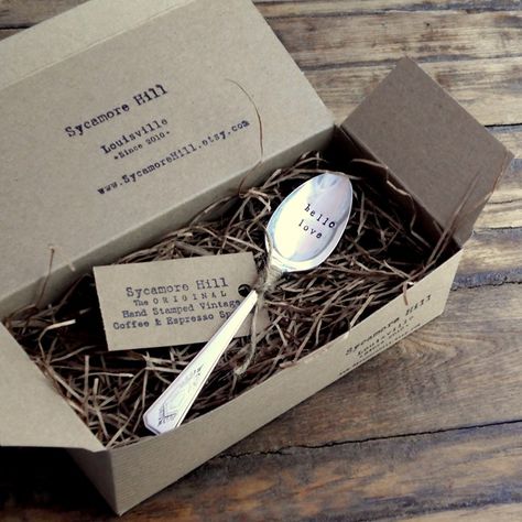 Spoon Gifts Ideas, Stamped Silverware, Metal Stamping Diy, Silver Stamping, Spoon Craft, Recycled Silverware, Cutlery Art, L Hand, Spoon Art