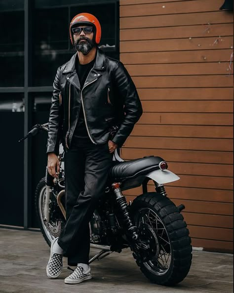 Rider Outfit Men, Motorcycle Outfit Men, Duke 390, Men Moda, Leather Jacket Men Style, Cafe Racer Style, Biker Jacket Men, Motorcycle Jackets, Hi Fashion