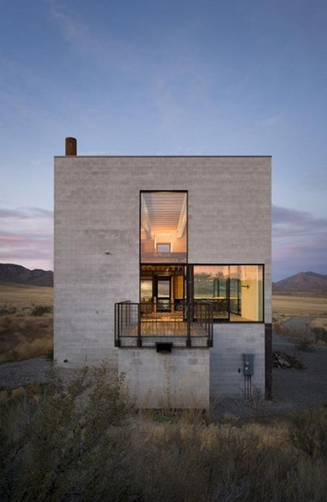 Remote home rises from the high desert floor House In The Desert, Middle Of Nowhere, Design Exterior, Architecture Exterior, Concrete Blocks, In The Desert, Residential Architecture, Design Case, Contemporary Architecture