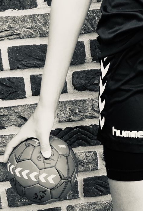 Handball Photography, Handball Aesthetic, Hand Ball, Handball Players, Preppy Wallpaper, Sports Photos, Black And White Pictures, Vision Board, Soccer