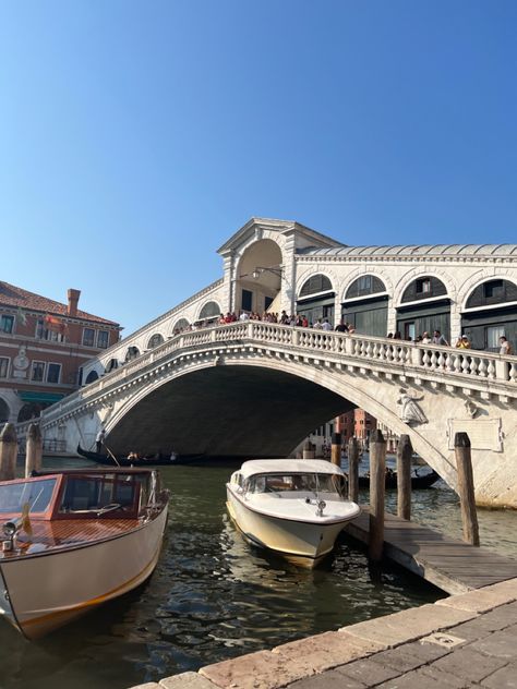 Venice Italy Aesthetic, Europe Interrail, Venice Aesthetic, Europe Living, Postcards From Italy, Venice Photos, Italy Honeymoon, Rialto Bridge, Places In Italy