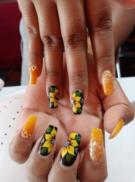 Nail With Sunflower Design, Orange Nails With Sunflower Design, Glitter Sunflower Nails, Sunflower Themed Nails, Sun Flower Nails Design, Cute Sunflower Nails, Sunflower Nail Ideas, Sunflower Nail Designs, Nails Inspiration Short