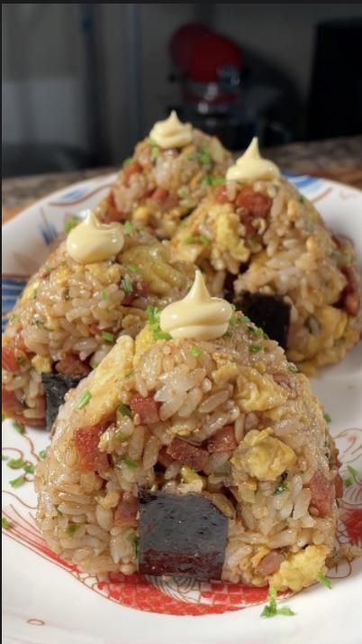 Spam And Egg Onigiri, Spam Onigiri Recipe, Onigiri Spam, Breakfast Onigiri, Spam Onigiri, Egg Onigiri, Rice With Spam, Dorm Recipes, Perfect Picnic Food