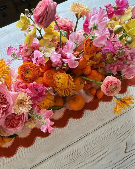 Celebrating citrus season with @casadeperrin Citrus Flower Arrangements, Dried Citrus Wedding Decor, Grapefruit Flower Arrangement, Summer Citrus Wedding Decor, Citrus Floral Centerpiece, Florida Citrus Wedding, Fruit Wedding, Orange And Pink Wedding, Citrus Wedding