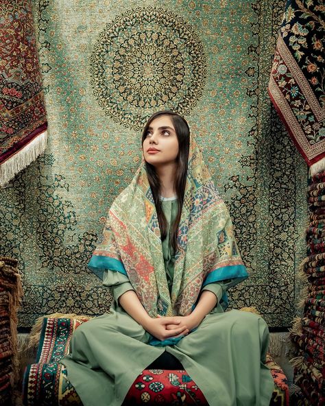 Persian People, Iran Culture, Iranian Carpet, Cute Eyeshadow Looks, Persian Architecture, Iranian Fashion, Purple Carpet, Persian Fashion, Persian Culture