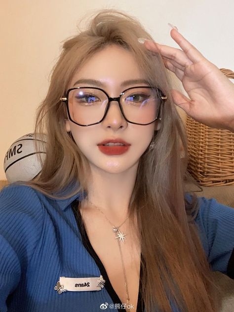 Glasses For Long Faces, Asian Glasses, Medium Long Haircuts, Long Faces, Korean Aesthetic, Honey Blonde, Kpop Fashion Outfits, Long Hair Cuts, Pretty Selfies