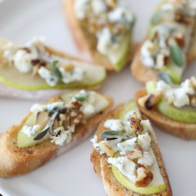 Blue Cheese Pear Honey Crostini, Crispy Baked Blue Cheese With Hot Honey, Pear Blue Cheese Crostini, Blue Cheese Canape, Pear And Goat Cheese Crostini, Pear Recipes Appetizer, Appetizers With Pears, Pear Crostini Appetizers, Pear Goat Cheese Appetizer