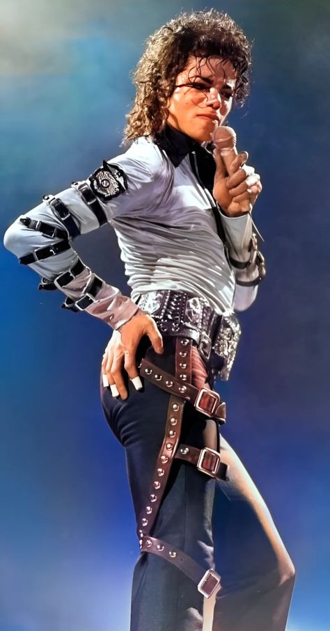 Michael Jackson Without Shirt, Michael Jackson Gold Pants, Michael Jackson Awards, Michael Jackson Outfits, Mj Bad, Michael Jackson Hot, Michael Jackson Funny, Michael Jackson Wallpaper, Michael Jackson Art