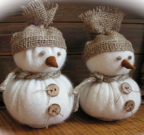 Schneemann basteln - kinderleichte Anleitungen und schöne Bilder - Archzine.net Natal Country, Juleverksted For Barn, Snowmen Crafts, Christmas Snowmen, Festive Crafts, Burlap Crafts, Burlap Christmas, Snowman Crafts, Primitive Christmas