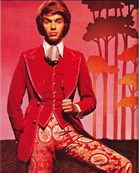 Esquire Magazine declared what they called the 'Peacock Revolution' in men's clothing towards the end of the '60s. Men began to wear incredibly bright colors and prints, a sharp turnaround from the drab blacks, grays, browns and blues of earlier times. Peacock Revolution, 1960s Mens Fashion, 60s Mens Fashion, 1970s Mens Fashion, 60s Men, Fashion 60s, British Style Men, Fall Fashion Skirts, 70s Men