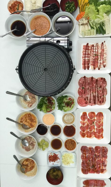 Yakiniku set Korean Bbq Dinner Party, Korean Bbq At Home Set Up, Yakiniku At Home, Korean Bbq At Home, Koreansk Mad, Japanese Bbq, Hot Pot Recipe, Korean Grill, Foreign Food